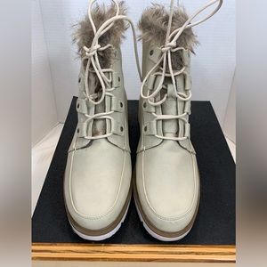 Faux Fur Lined Bootie. JustFab Clovely Excellent Condition. Size 8 1/2. Ivor.